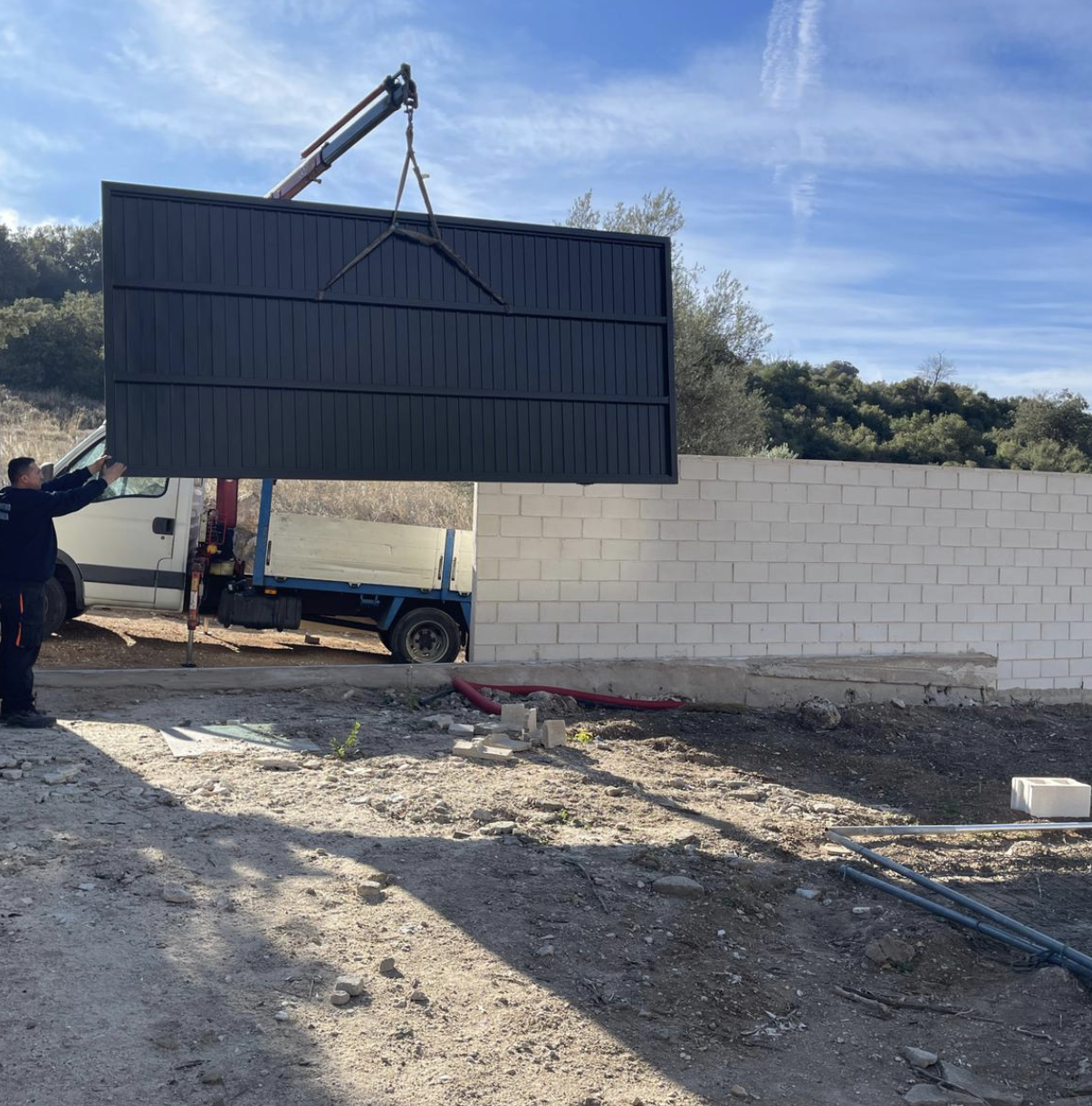 Técnicos de Wannahome con arnés de seguridad reparando tejado