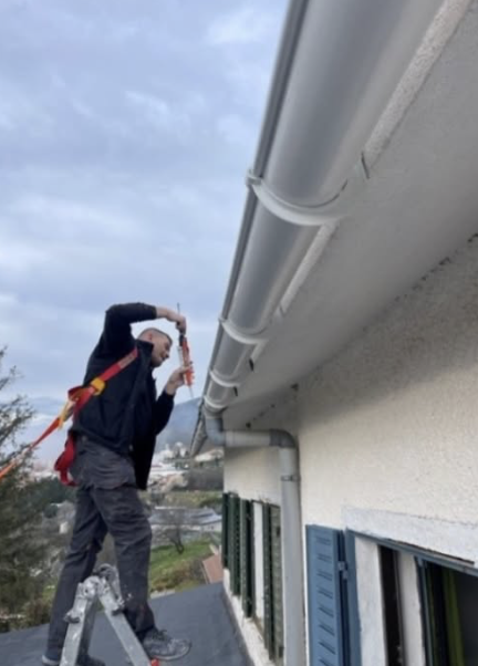 Mantenimiento y limpieza de canalones en comunidad de vecinos Madrid