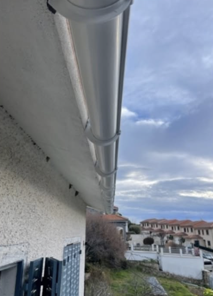 Técnico reparando tejas dañadas en cubierta en Pozuelo de Alarcón