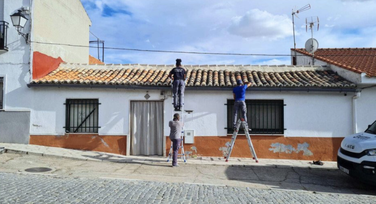 Montaje de panel sándwich y cubiertas de pizarra en Pozuelo